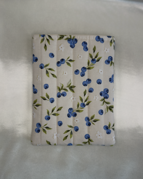 20260812-Blueberries L012 Blueberry Quilted E-Reader/Book Sleeve