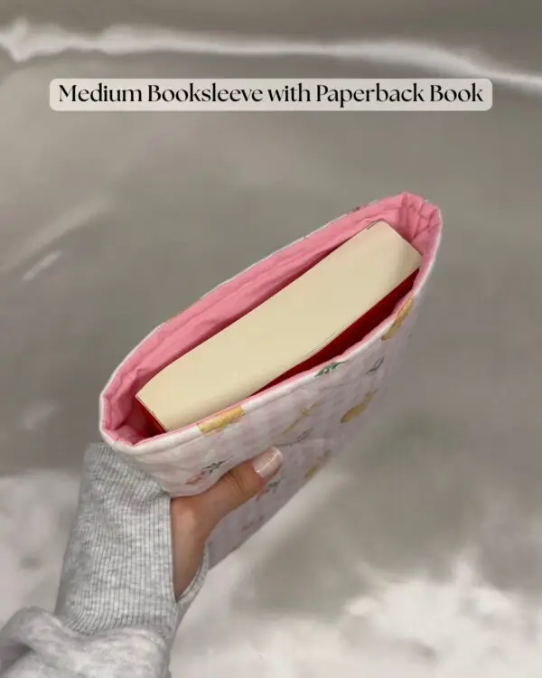M BS w Paperback Blueberry Quilted E-Reader/Book Sleeve
